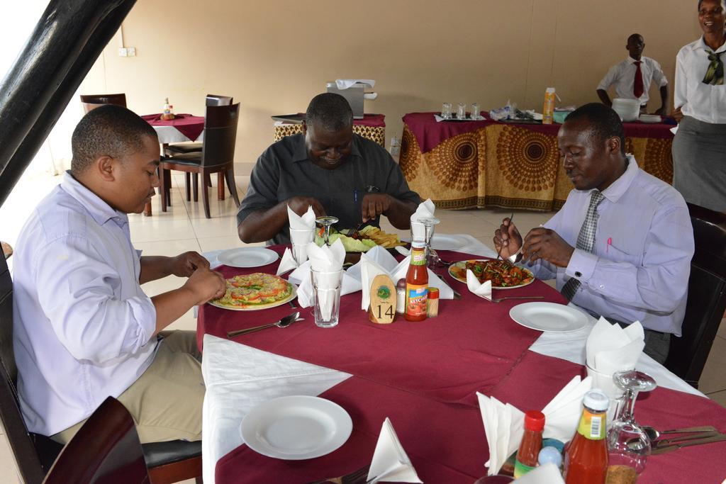 Morogoro Hotel Luaran gambar
